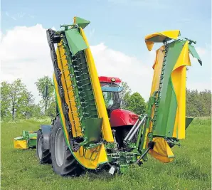  ??  ?? Tractor fitted with two Pronar PDD 830C disc mowers