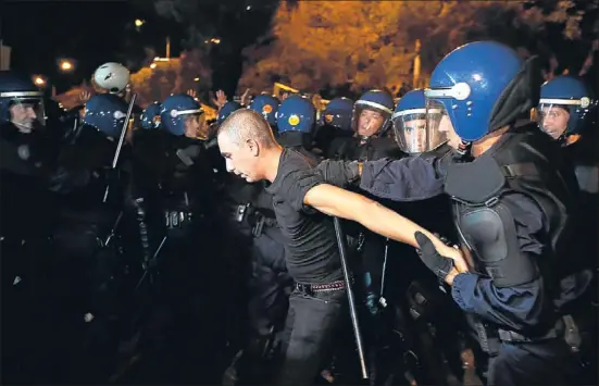  ?? ANTONIO COTRIM / EFE ?? Tensió lisboeta. La policia deté un manifestan­t davant del palau de Belém durant la reunió del Consell d’Estat, divendres, en què es discutia la situació de Portugal i la resposta europea a la crisi de l’euro