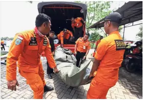  ?? — AFP ?? Gearing up: Rescue personnel preparing equipment at the Jakarta seaport to search for survivors.