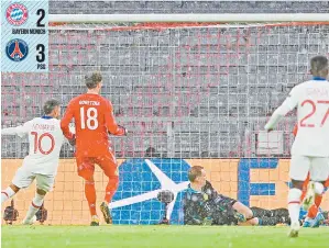  ??  ?? Neymar, quien puso dos asistencia­s, celebra la falla de Manuel Neuer en el primer gol de los parisinos.