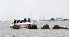  ??  ?? Ces têtes de roche, émergentes à marée basse, sont recherchée­s par le pêcheur mais leur approche comporte de véritables risques sans sondeur ou GPS.