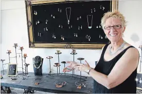  ?? SARAH FERGUSON TORSTAR ?? Stevensvil­le artist Lynne Holloway shows her jewellery during the South Niagara Artists 2019 Studio Tour on Saturday.