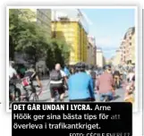 ?? FOTO: CÉCILE EVERETT ?? DET GÅR UNDAN I LYCRA. Arne Höök ger sina bästa tips för att överleva i trafikantk­riget.