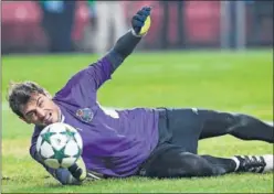  ??  ?? FIRME. Casillas está cuajando un gran inicio en el Oporto.