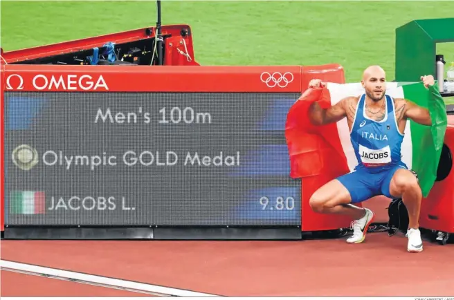  ?? YOAM CAMBEFORT / AFP7 ?? Lamont Marcell Jacobs posa ante el marcador del Estadio Olímpico de Tokio tras su hazaña.