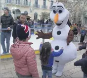  ??  ?? Le fidèle Olaf a largement ouvert ses bras à ses admirateur­s.