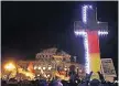  ?? FOTO: DPA ?? Christlich­es Abendland? „Pegida“Anhänger im Dezember vor der Dresdner Semperoper.