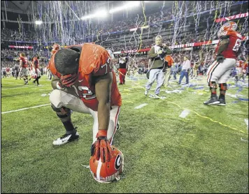  ?? CURTIS COMPTON / CCOMPTON@AJC.COM ?? Georgia offensive lineman Kenarious Gates shows his dejection after time ran out on the Bulldogs in one of the most memorable SEC Championsh­ip games at the Georgia Dome, a 32-28 Alabama victory in 2012.