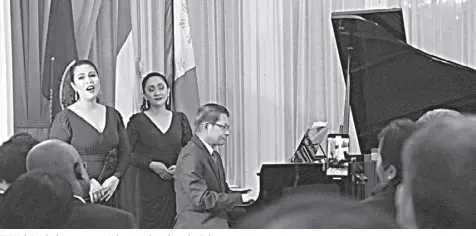  ?? THE HAGUE PE/DFA ?? THE Nightingal­es being accompanie­d on piano by Ambassador Malaya.