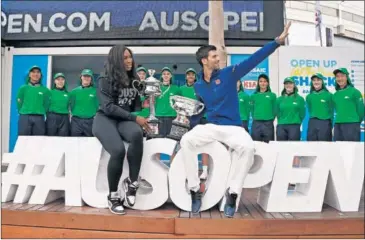  ??  ?? CAMPEONES. Serena Williams y Novak Djokovic, ganadores en 2015, posaron ayer con sus trofeos.