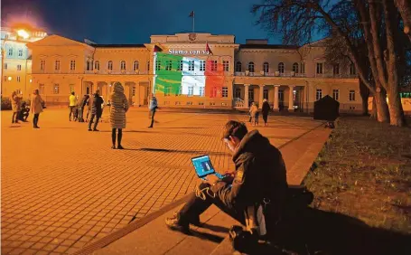  ?? FOTO PROFIMEDIA ?? Jsme s vámi! Budova prezidents­kého paláce v litevském Vilniusu je nasvícená do italských národních barev na znamení solidarity.