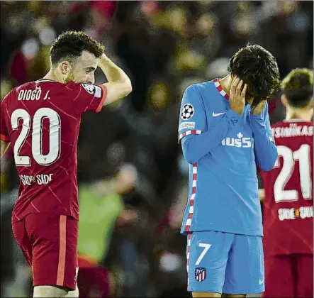  ?? FOTO: EFE ?? Joao Félix se lamenta sobre el terreno de juego de Anfield Road en una de las jugadas del equipo colchonero