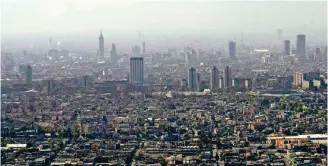  ??  ?? Ciudad de México ha dejado de ser una urbe transparen­te en cinco décadas.