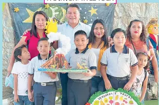  ?? ?? • Oscar Cantón Zetina acompañó a niños que derrocharo­n creativida­d en una muestra pedagógica en la escuela Benito Juárez de la ranchería Río Tinto.