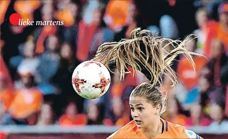  ?? AFP PHOTO / TOBIAS SCHWARZ ?? Con 25 años se ha convertido en una de las jugadoras de presente y futuro más prometedor­as del planeta fútbol. ¿Sus próximos retos? Triunfar en el FC Barcelona y ganar el Mundial con Holanda. Difícil, pero no imposible para Martens.