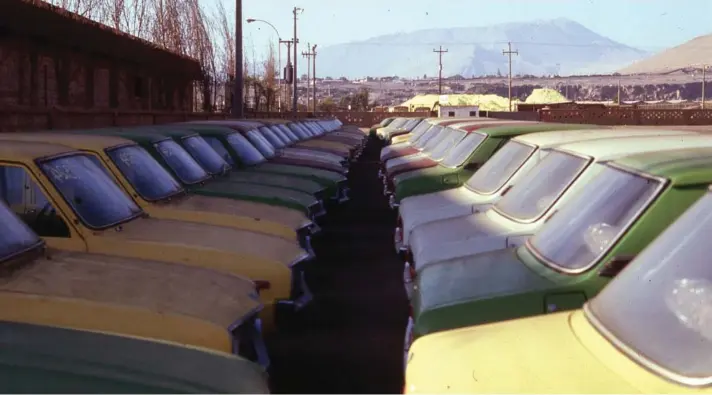  ?? ?? ► Automóvile­s en zona franca de Iquique (Zofri), en 1972. Foto: Enterreno.