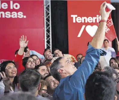  ?? RAMÓN DE LA ROCHA / EFE ?? Pedro Sánchez, haciendo un selfi, ayer en un acto de precampaña en Santa Cruz de Tenerife.