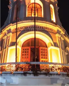  ??  ?? Las luces naranjas iluminaron el Palacio Consistori­al.