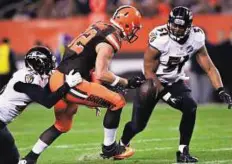  ?? USA TODAY Sports ?? Pulling his weight Cleveland Browns’ Gary Barnidge (centre) loses the ball as Baltimore Ravens’ Will Hill (left) and Daryl Smith defend during the third quarter.