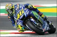  ?? JOSEP LAGO/AFP ?? KEJAR PELUANG: Bintang Yamaha Valentino Rossi saat berlaga di MotoGP Catalunya (11/6). Meski peluangnya belum tertutup, dia sangat diragukan untuk menjadi juara tahun ini.