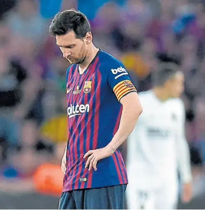  ?? Pau barrena / afp ?? Cabizbajo, Messi empieza a digerir la derrota en la final de la Copa del Rey