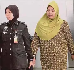  ?? [FOTO KHAIRULL AZRY BIDIN/BH] ?? Shamsuzy dibawa keluar dari Mahkamah Sesyen Kajang, semalam selepas mengaku salah tipu tender buat baju celoreng digital tentera babit kerugian RM1 juta, dua tahun lalu.