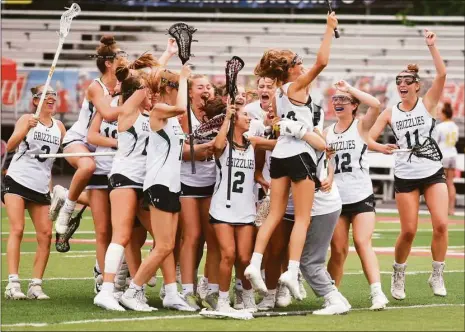  ?? Dave Stewart / Hearst Connecticu­t Media / ?? Members of the Guilford girls lacrosse team celebrate after defeating St. Joseph 12-8 in the CIAC Class M championsh­ip game at Sacred Heart University Saturday.