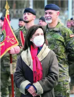  ?? REUTERS ?? La ministra de Defensa, Margarita Robles, visitó ayer a las tropas españolas en Letonia