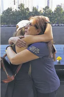  ??  ?? Duelo. Familiares de víctimas se consuelan al finalizar la jornada para conmemorar los 20 años del 11-S.