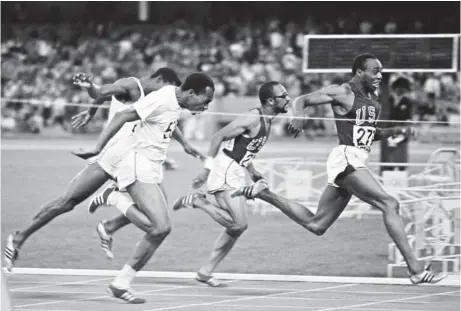  ?? (ED LACEY/POPPERFOTO/GETTY IMAGES) ?? Le 14 octobre 1968, à Mexico City, l’Américain Jim Hines est le premier homme à courir le 100 mètres en moins de 10 secondes.