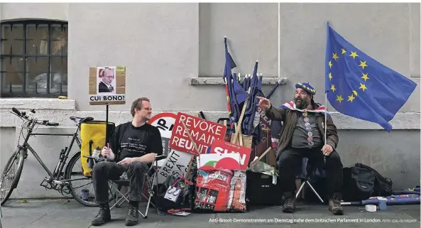  ?? FOTO: LEAL-OLIVAS/AFP ?? Anti-Brexit-Demonstran­ten am Dienstag nahe dem britischen Parlament in London.