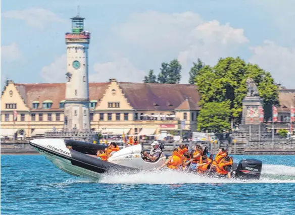  ?? FOTO: CHRISTIAN FLEMMING ?? Jörg Leonhardt und seine Hoppetosse beglücken wieder Menschen mit Behinderun­g auf dem Bodensee, wenn er mit ihnen und dem Schnellboo­t seine Kurven zieht.