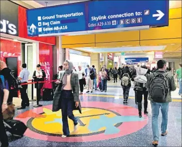  ?? Jerome Adamstein Los Angeles Times ?? AMERICAN AIRLINES passengers move between gates at Dallas/Fort Worth Internatio­nal Airport. A study on airline quality in the U.S. gave the nation’s biggest carriers the highest score in its 27-year history.