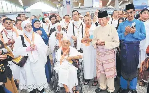  ?? — Gambar Brnama ?? SELAMAT JALAN: Sulaiman dan Ketua Pegawai Operasi (Logistik dan Sektor Lain) yang juga Pegawai Bertanggun­gjawab FGV Datuk Khairil Anuar Aziz (kanan) mengaminka­n doa semasa mengucapka­n selamat jalan kepada bakal jemaah haji yang menggunaka­n perkhidmat­an...