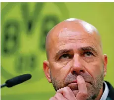  ?? FOTO: FASSBENDER/DPA ?? Trainer Peter Bosz ist sich seiner Situation bewusst. Verliert er an diesem Samstag mit dem BVB in Leverkusen, wird er wohl entlassen.