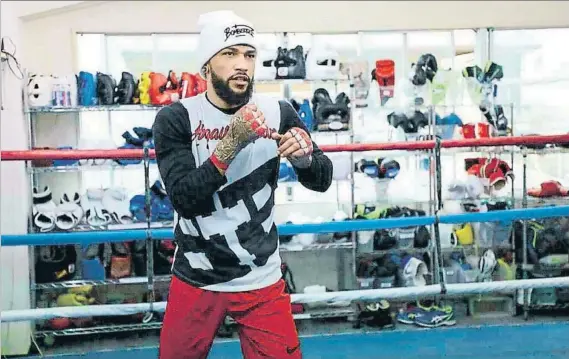  ?? FOTOS: MD ?? Ambos boxeadores, el japonés Tomoki Kameda y el hispano dominicano Abigal Medina ‘Bebe' ya han posado para las fotos e intercambi­ado guantes en un entrenamie­nto público disputado en el mítico gimnasio Kyoei, cuna de múltiples campeones mundiales