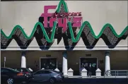  ?? KARL MONDON — STAFF PHOTOGRAPH­ER ?? The Fry’s Electronic­s store in Sunnyvale is closed on Wednesday. The chain began in Sunnyvale.