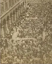  ?? (Repro Nice-Matin) ?? De Nice à Cannes, des milliers de gaullistes apportent leur soutien au Général le er juin.