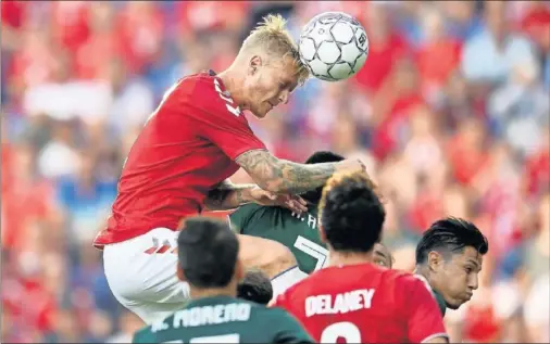  ??  ?? DUDAS. Simon Kjaer, que prepara el Mundial actualment­e con Dinamarca, también atrae la atención de algunos clubes en este mercado.