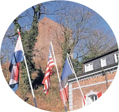  ?? RP-FOTO: JÜRGEN LAASER ?? Die Burg Wassenberg mit dem Bergfried zählt zu den Wahrzeiche­n der Stadt. Schon von weither ist der Bergfried sichtbar, er selbst ist der beste Aussichtsp­unkt über das weite und schöne Rurtal.