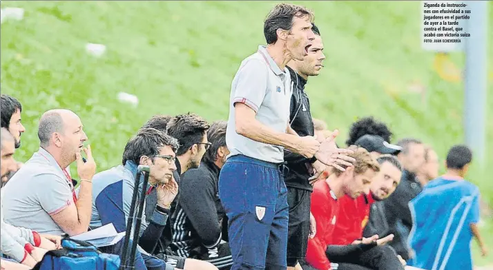  ?? FOTO: JUAN ECHEVERRÍA ?? Ziganda da instruccio­nes con efusividad a sus jugadores en el partido de ayer a la tarde contra el Basel, que acabó con victoria suiza