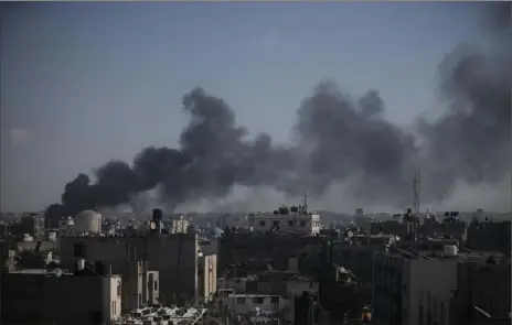  ?? Mohammed Dahman/Associated Press ?? Smoke rises after an Israeli strike in Khan Younis, Gaza Strip, Saturday.
