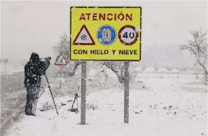  ?? Photo: EFE ?? Snow falling at Utiel in Valencia on Tuesday