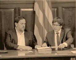  ?? Foto: reuters AP y Reuters ?? El presidente catalán Carles Puigdemont (derecha) y el vicepresid­ente Oriol Junqueras firmaron una ley para celebrar el referéndum de secesión, en el Parlamento de Cataluña en Barcelona, el 6 de septiembre pasado.