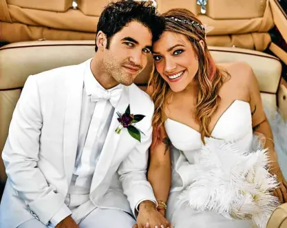  ??  ?? Darren Criss (left) and Mia Swier at their wedding in NewOrleans