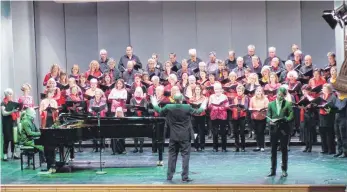  ?? FOTO: DOROTHEE L. SCHAEFER ?? In grünes und rotes Licht getaucht war der Oratorienc­hor Liederkran­z Ravensburg mitsamt Chorleiter Gregor Simon zur „Walpurgisn­acht“auf der Bühne des Konzerthau­ses, am Klavier saß Jürgen Jakob, rechts der Tenor Matthias Laferi.