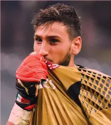  ?? IPP ?? Il bacio Donnarumma il 10 marzo 2017, al termine di una sfida con la Juve