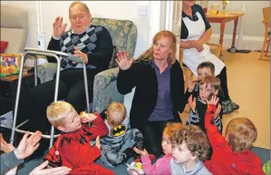  ?? 08_ a44ardfena­ig05 ?? John Whitefield joins in with the children singing songs at the nursing home.