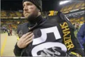  ?? AP ?? Pittsburgh Steelers quarterbac­k Ben Roethlisbe­rger (7) walks off the field holding the jersey of injured linebacker Ryan Shazier after beating the Baltimore Ravens 39-38 Sunday.