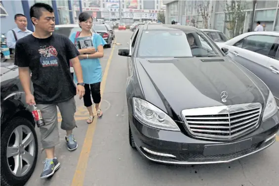  ?? REUTERS ?? Transforma­ción. La venta de vehículos Mercedes Benz, así como otras marcas de lujo, creció significat­ivamente en China.